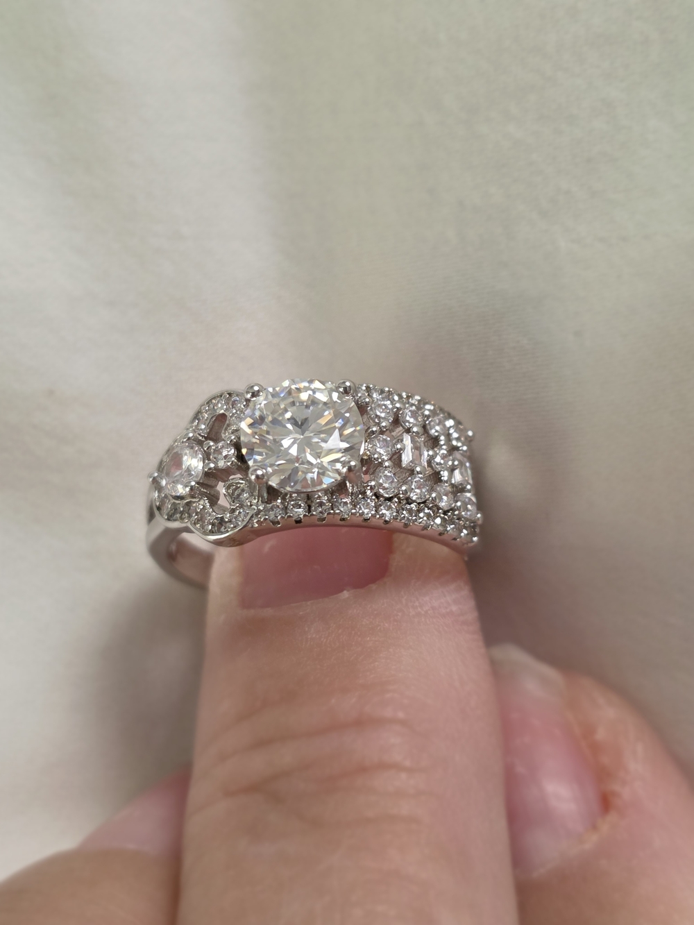 UNIQUE GRA 1ct Moissanite Silver Ring Size 6 Coversation Piece